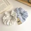Nuevo pasador de pelo tipo scrunchie con rayas florales en tonos azules, elegante y versátil, adecuado para coletas bajas y flequillos de lado.