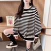 Moletom Listrado Casual Versátil Tamanho Extra Grande Novo Outono/Inverno 2025 150kg para Mulheres, Top da Moda Outono Duas Peças Falsas