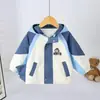 Nueva Cazadora Cortavientos con Capucha de Bloques de Color para Niños de Primavera y Otoño, Chaqueta a Prueba de Viento Elegante con Bordado de Dinosaurio para Niños Bebés