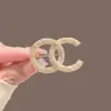 Broche de nuevo estilo para mujer, sentido de alta gama, nicho, broche al por mayor, pin de alta calidad, temperamento, fijación para ropa, traje, joyería de perlas