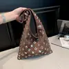 Moda Europea y Americana 2026 Primavera Nuevo Bolso Tote, Elegante y Genial Bolso de Hombro Tipo Cubo con Tachuelas de Lunares para Mujer