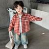 Conjunto de tres piezas de camisa a cuadros moderna popular en Internet para niños 2025 Nueva moda genial Traje casual para niños Ropa de moda
