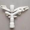Aspersor Automático para Granja Aspersor con Cabezal Giratorio de 360 Grados Aspersor de Brazo Oscilante de Tres Boquillas de 1 Pulgada Aspersor para Jardín Pistola de Rociado con Brazo Oscilante