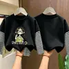Camiseta de manga larga a rayas para niña, nueva y elegante camiseta básica infantil para primavera y otoño 2026, top de algodón puro para niña pequeña, estilo ins