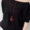 Collar Colgante de Resina de Pez Pequeño Bolsa de la Suerte para Mujer, Diseño de Nicho de Lujo Ligero con un Toque de Alta Gama, Cadena Larga Ajustable de Cuerda de Cera para Suéter