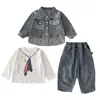 Conjunto de Roupa de Bebê Novo para Primavera e Outono Transfronteiriço com Gola Lapela, Bolsos Duplos, Blusa Casual de Manga Longa, Calça Longa e Conjunto de Três Peças em Jeans para Crianças Pequenas