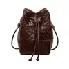 Bolsa de balde tecida em retalhos de nicho da moda, bolsa de telefone de viagem super popular e leve, bolsa de ombro e transversal da moda