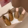 Mules de sola macia 2026 com aumento de altura para mulheres, novos sapatos slip-on de cobertura total, moda casual de outono com fivela de cinto