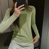 Camiseta de fundo de veludo alemão escovado de outono e inverno cuidadosamente selecionada para mulheres, camiseta de manga comprida gola alta, top interno slim fit