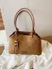 Nuevo bolso de hombro elegante para principios de otoño de 2026, bolso de mano de nicho de alto valor, bolso cruzado tipo cubo de color liso, moderno y simple