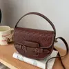 Essenciais para o Trajeto Super Quentes Bolsa Tote Pequena Feminina 2026 Nova Outono Retrô Textura Trançada Ombro Único Transversal Bolsa Sela