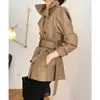 Trench coat cáqui texturizado de marca B para mulheres, estilo curto com toque de alta qualidade, roupas femininas primavera e outono 2026, casaco feminino outono estilo britânico
