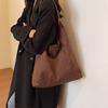 Bolso de pan de gamuza popular de este año para mujer, nuevo bolso de hombro retro de estilo occidental de otoño e invierno 2023, bolso de mano de gran capacidad
