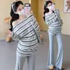 Conjunto de maternidad estilo coreano de otoño: Conjunto de maternidad con camiseta de manga larga a rayas, sin hombros, protector solar, top holgado y pantalones acampanados