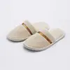 Pantuflas Gruesas Personalizadas al por Mayor para Hoteles de Lujo, Casas de Huéspedes, Salones de Belleza, Hospitalidad Doméstica Desechable, Engrosadas para Uso en Hotel
