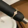 Anel de trevo de quatro folhas com zircônia, temperamento de luxo leve, moderno, simples, para mulheres, individual, versátil, toque de alta qualidade, joia de mão requintada para o dia a dia