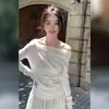 Camiseta de punto de manga larga off-shoulder con cuello de solapa blanca 2025 primavera y otoño nuevo diseño de ropa para mujer top de deseo puro