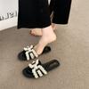 Pantuflas de perlas estilo francés para mujer, ropa de verano 2025, nuevas pantuflas de playa planas de moda estilo Fairy Chanel