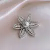 Broche de Flor de Zircón y Perla Transfronterizo Europeo y Americano, Pin de Lujo de Alta Gama, Accesorio de Moda Exquisito de Nicho para Ropa de Mujer