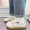 Tênis fofos populares com velcro para mulheres, novos sapatos chic de nicho estilo pão fofinho para o outono de 2026, tênis brancos