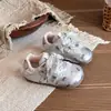 Zapatillas de entrenamiento alemanas para niñas 2026 otoño nuevo modelo zapatillas deportivas de malla transpirable para niñas zapatillas casuales versátiles de suela blanda antideslizantes