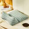 Almohada cervical de algodón con rayas 3D de hueso de trigo sarraceno, juego de almohadas triangulares con juego interior de la primera generación de pelo