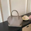 Bolsa de Boliche de Luxo de Nicho 2025 Feita de Couro Bovino de Primeira Camada com Design Plissado, Bolsa de Mão de Grande Capacidade para o Dia a Dia, Bolsa Transversal Tipo Concha