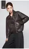 Jaqueta curta de couro de ovelha feminina 2026 outono/inverno estilo motociclista gola lapela solta casual preta com toque de luxo