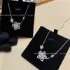 Colar Feminino V Goldra Fu Flor Grande e Pequena Estrela de Cinco Pontas Versão Alta Banhado a Ouro Branco 18K Corrente de Clavícula de Nicho Venda Direta da Fábrica