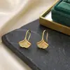 Pendientes minimalistas de hoja de ginkgo para mujer, ganchos para la oreja de diseño nicho de lujo ligero, pendientes dorados versátiles y sofisticados para el trabajo