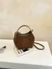 A mais recente bolsa de mão retrô, moderna e estilosa para mulheres, é um item quente no mercado internacional.. É uma bolsa tipo balde de grande capacidade que pode ser carregada como bolsa de ombro ou bolsa transversal, e é versátil o suficiente para combinar com qualquer roupa.