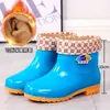 Botas de lluvia cálidas, zapatos de lluvia cortos para mujer adultos, botas de agua de felpa de invierno, zapatos de goma antideslizantes para trabajadores de oficina, zapatos sin cordones para uso en la cocina