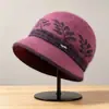 Gorro de Invierno para Mujer 2026 Nuevo Estilo Protección contra el Frío Calidez Gorro para Madre de Mediana Edad Ala Ancha Acolchado de Terciopelo Gorro de Lana Tejido Espeso