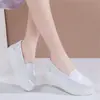 Zapatos de enfermera para mujer suelas blandas cómodos antideslizantes suelas gruesas zapatos de mujer planos transpirables de cuero trabajo médico zapatos blancos en stock al por mayor