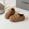 Zapatillas de entrenamiento para niños estilo coreano, nuevo modelo otoño e invierno 2026, para niñas, punta redonda, suela blanda, versátiles, con velcro, deportivas casuales