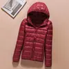 Otoño e invierno 2023 nuevo abrigo ligero sin costuras de algodón con relleno de plumón corto con capucha moda coreana ajustado fino para mujer