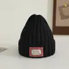 Chapéu de Lã Simples com Etiqueta Bordada para Bebê Outono e Inverno Chapéu de Tricô à Prova de Vento e Quente Estilo Americano para Meninos e Meninas