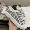 Novo estilo de flor antiga bordada letra D sapatos de lona para casa homens e mulheres na moda verão 2024 novo estilo sapatos casuais planos para todos os gostos