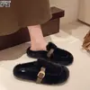 Em estoque~ Pantufas peludas femininas para usar ao ar livre, novo modelo outono e inverno 2026, tamancos de algodão fechados, estilo slip-on para escritório