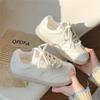 Sapatos Chiques Doces e Versáteis de Solado Fino Tênis de Solado Grosso para Mulheres Outono 2025 Novos Sapatos Básicos Retro para Treinamento Moral Sapatos Brancos Pequenos