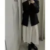 Agora a Nova Coleção Primavera/Verão 2026 do Designer Coreano Amo*Ento Apresenta Calças-Saia Elegantes Plissadas, de Barra Larga e Volumosas