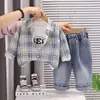 Roupas de Verão e Primavera para Meninos Novo Estilo 2026 Conjunto de Roupas para Bebê Camisa Xadrez Estilosa Conjunto de Três Peças de Manga Longa Tendência Atacado