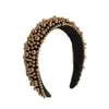 Diadema Reductora de Edad Estilo Europeo y Americano para Mujer, Accesorio para el Cabello Blanco de Alta Corona Resistente con Borde Ancho y Pasador de Perlas y Pedrería de Alta Gama