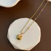 Collar de acero de titanio Golden Love para mujer, estilo frío, elegante, cadena de clavícula, diseño de nicho, cadena de collar sencilla que combina con todo.