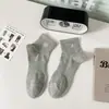 Meias esportivas masculinas, meias finas de algodão para o verão, absorventes de suor, resistentes a odores, malha respirável, cor sólida, meias brancas de comprimento médio para homens