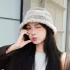 Novo Chapéu de Lã Feminino Estilo Coreano Quente com Proteção para Orelhas, Chapéu Bucket Fashion para Viagem, Chapéu Bucket Plush Colorido da Moda de Alta Qualidade