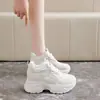 Zapatillas deportivas, zapatos de plataforma, zapatos de papá para aumentar la altura de estudiantes, nuevos zapatos casuales de moda coreana de suela gruesa para otoño para mujer