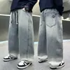 Calça Jeans Larga Solta para Meninos 2026 Novo Estilo para Crianças Maiores, Marca da Moda Estampa de Desenho Casual Longa para Primavera e Outono