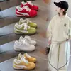 Zapatos para Niñas 2026 Verano Nuevos Tenis Rojos Infantiles para Niñas, Malla Suela Suave Zapatos de Entrenamiento de Princesa