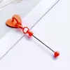 Gancho adesivo DIY em formato de coração para copos de água de mesa, pingente de gancho adesivo, fivela de metal em formato de coração sem furos, atacado do fabricante